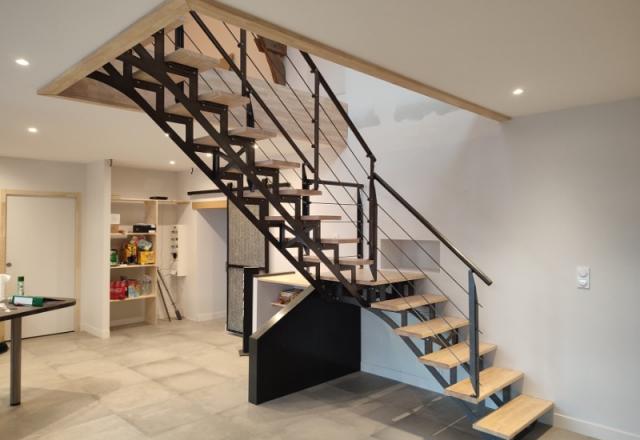 Réalisation d'un escalier quart tournant avec ses garde-corps métal bois à Blain 