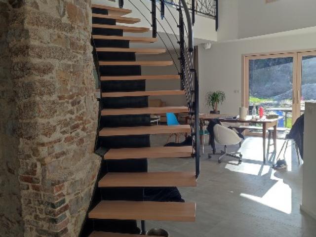 Réalisation d'un escalier et garde-corps métal bois contournant la tour du moulin à Héric 