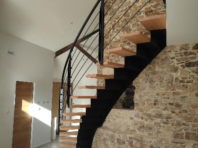 Réalisation d'un escalier et garde-corps métal bois contournant la tour du moulin à Héric 